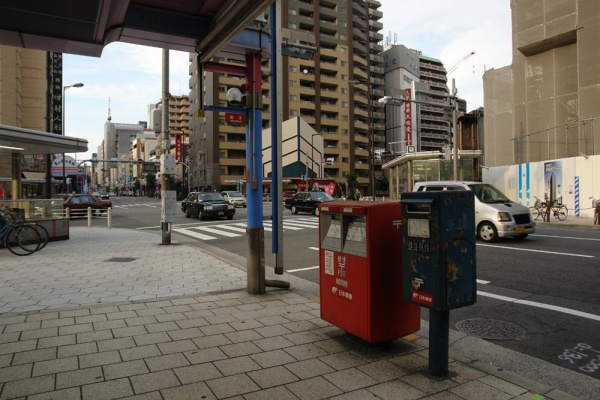 大阪を歩こう 青いポストのある風景