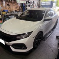 滋賀オートライフハノ　ホンダ「シビック」(FK7)の持ち込みリアウイング＆フロントリップスポイラー取付
