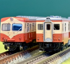 鉄コレ「キハユニ15形」とトミックス「キユニ17形」を並べてみました。