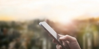 バイト先の人に敬語でLINEを返したらキレられた。同級生で小中一緒だった人なんだけど友達っていうほど仲良くもないぐらいの関係性…