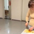 食いしん坊な犬「見つかってないよね!?」飼い主の目を盗んだミッションインポッシブル