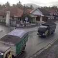 【動画】これは死ぬ。砂利運搬三菱に砂利運搬日野が突っ込む事故。