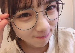 【乃木坂46】ぐうかわｗ 与田祐希の丸メガネ姿＆犬と戯れてる画像がコチラ。。。
