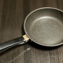 私の腕が喜んでいる？！『片手でひょいっ』と使えるフライパン