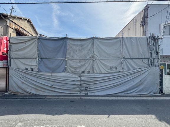 津之江町の「樽源酒店」が幕に覆われてる