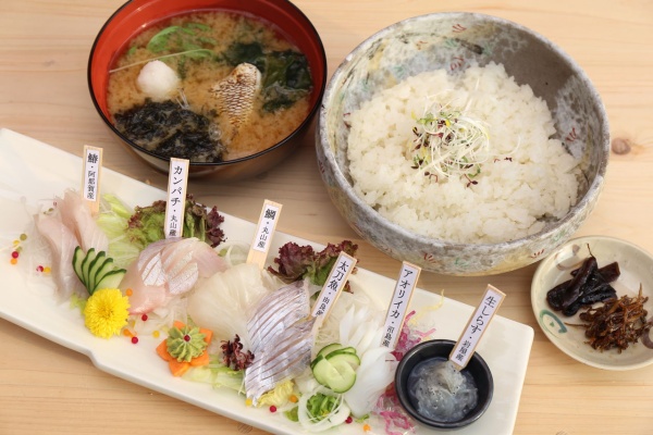 淡路島でいろんな商品に出会った 白い海鮮丼