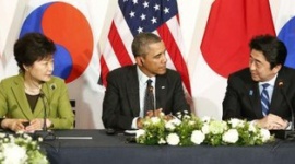 オバマ大統領が日韓首脳とハーグで会談、団結の重要性強調