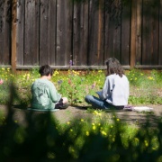 孫達を楽しみに待つ娘