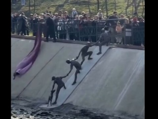 「手をつないで人間ロープと化し、犬を救った瞬間の像」が10年越しに建てられる