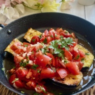 ズッキーニのステーキ　ピリ辛フレッシュトマトソースで