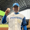 稲葉篤紀監督 初勝利🎉鍵谷陽平投手からウイニングボールが手渡されました