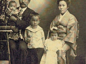 海外 なんて男らしい男なんだ 口髭があってかっこいい 現代の日本人男性は最近とても女性的になってきてるように思える 日系移民の白黒写真を見た外国人の反応 海外の反応 On The Web