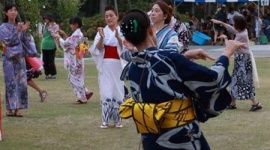 【愛知】盆踊りの音がうるさいとクレーム → 踊り手がイヤホンで聴く無音盆踊りが登場