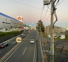 昇る満月と国道246号（大山街道）　2025/12/07