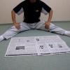 新聞読みながら開脚ストレッチ