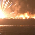 横浜みなとみらいの花火大会　打ち上げの台船で火事