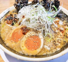 大島新町にあるラーメン店『黒仙人 白仙人』で『魚介系背油ブラック醤油ラーメン 極得 黒』食べてみた。