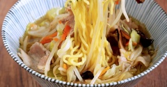 ＜YouTube＞【超本格ラーメン】100円代の鶏ガラからスープを仕込んで作る激うまタンメン