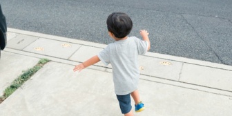 母親が目を離した一瞬のすきに小さい子供が道路に飛び出してひき逃げされてた…