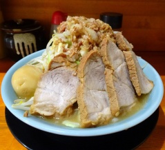 ■神保町の「盛太郎」で、デカ盛りチャーシュー麺！