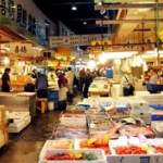 築地市場のおっさん達って観光客にめっちゃ排他的だよな 	