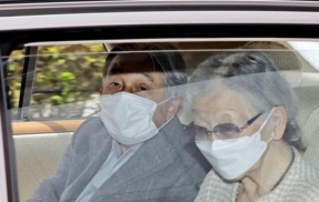 批判殺到で顎マスクをおやめになった美智子さま
