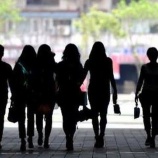 『【悲報】未来も希望もクソもない!今の20代って年収300万超える人が稀で、大体年収200〜250万くらいが1番多く単純計算で給料は20万前後。』の画像