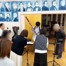 赤い筒に群がる庶民たち