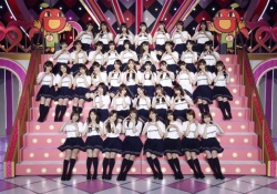 【画像】卒コンの全体集合写真の高山一実ちゃんwwwwwwwwww