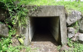 「橋下にぽっかり空いた排水口見つけた、柵もないし入ってみるか」→しかし、急いで待避することに→その理由がコチラ・・・