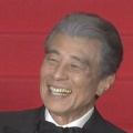 舘ひろし　「免許返納！？」レッドカーペットで西野七瀬をダンディにエスコート「この映画は西野くんにかかっています」