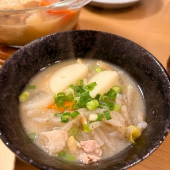 【シニアの暮らし】豚汁定食？…今日の母さん食堂。。