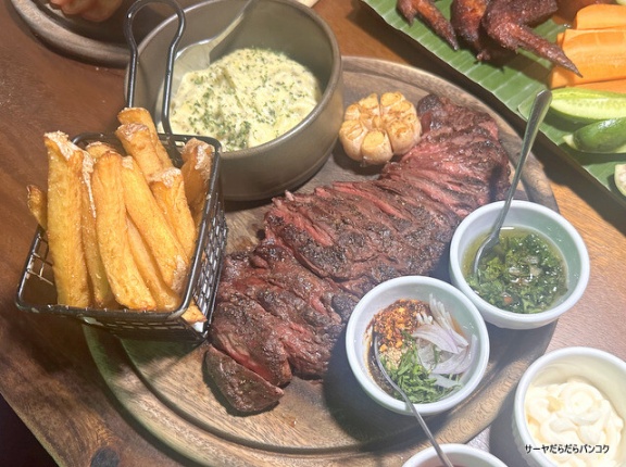 【CALM Bangkok - Grill, Garden & Guinguette】　at　Sukhumvit Soi31　～お洒落なテラスの一軒家レストラン～