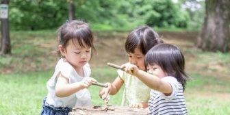 【ママ友欲しい】うちの子が公園で遊んでいる子ども達に混ぜてもらおうと一生懸命頑張ってたけどスルー…。私がもっとママ友作り頑張るべきだったかな…