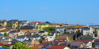 うちの南側の土地に二階建ての家が建つようだ。その家の更に南側は平屋が建つようだから羨ましいんだが…