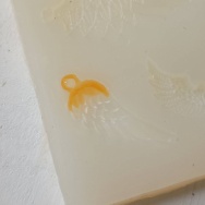 年々疲れやすくなってる気が…と、雀カラーの翼つくりました。