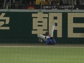 蝦名達夫、阪神・大山悠輔の大飛球を、片足逆えびぞりスーパーキャッチ！