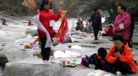 対馬を訪れた韓国人祈祷師200人、無許可で公園を使用し騒動に 市の注意を無視して日没まで踊り続ける