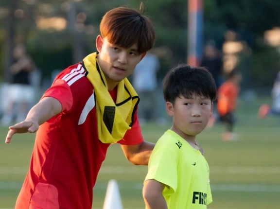 久保建英がサッカー教室で小学生たちと交流！　ドリブルの極意も伝授　子ども達の“ド直球質問”に本音全開