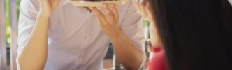【ヤバ過ぎ】女性が男性と食事に行き、1280円のセットを食べたので1300円渡したら男がブチギレ！ブチギレた理由がおかしすぎる