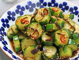 材料全部混ぜて揉むだけ！簡単常備菜！塩昆布きゅうりの甘酢漬け