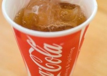 コーラは何故ペットボトルより缶の方が美味いのか