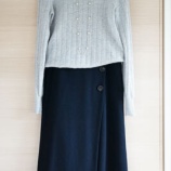 『シンプルニット×ネックレスで50代ちょっとおめかしコーデ』の画像