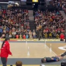 日本のバレー選手のスライディング土下座、鮮やかすぎて海外でも話題に