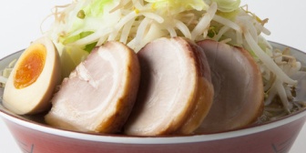 ラーメン屋にいると大学生くらいのカップルが入店。話を聞いてると彼氏の奢りらしく彼女が大盛り全部のせを注文ｗ案の定ほとんど残してた…