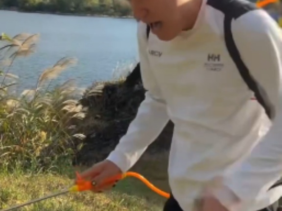 富士山・河口湖で除草剤散布の中国人インフルエンサーは誰で何者？名前・顔画像・インスタSNSは特定？目的は迷惑系の再生数稼ぎか徹底調査
