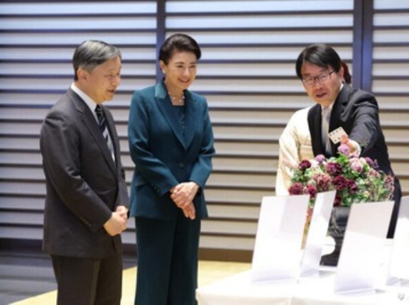 天皇夫妻　第64回農林水産祭天皇杯の受賞者と皇居で面会