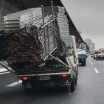 積み方の下手なトラックの後ろを走ってはならない
