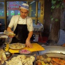 カシュガルのB級グルメ「羊頭・羊脚の煮込み料理」