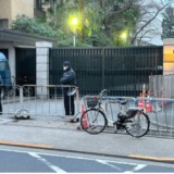 （朝日新聞社説）中国大使館侵入　対応のまずさが目立つ